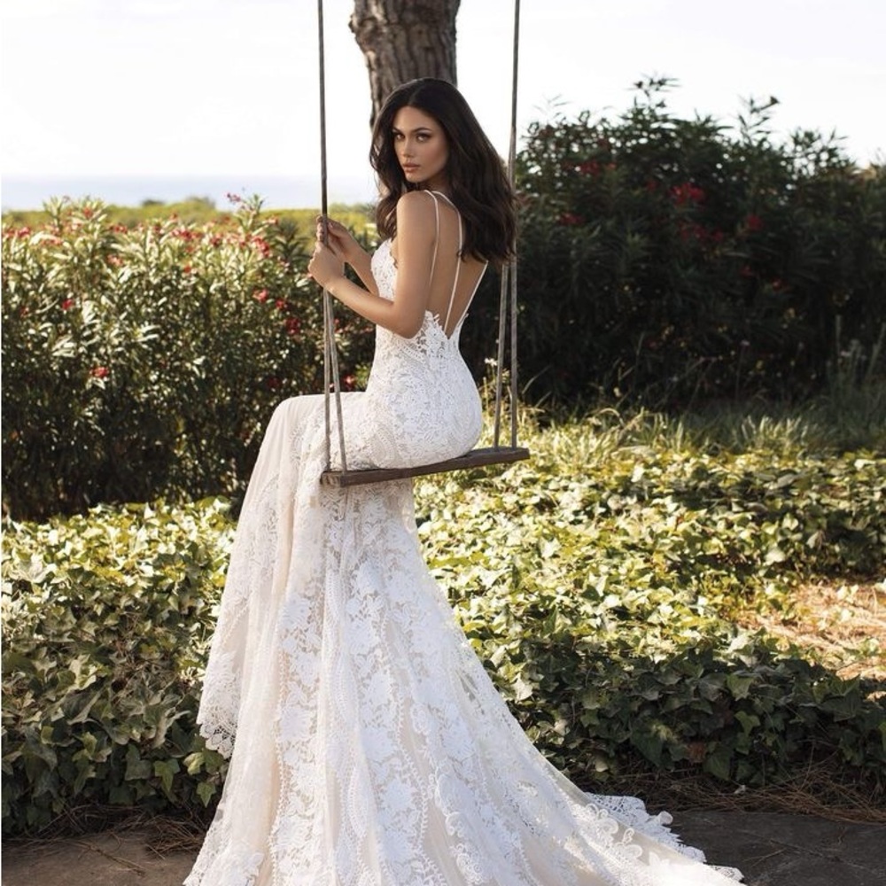 Pronovias White Lace Fit-and-Flare Wedding Dress - Picture 3 of 9